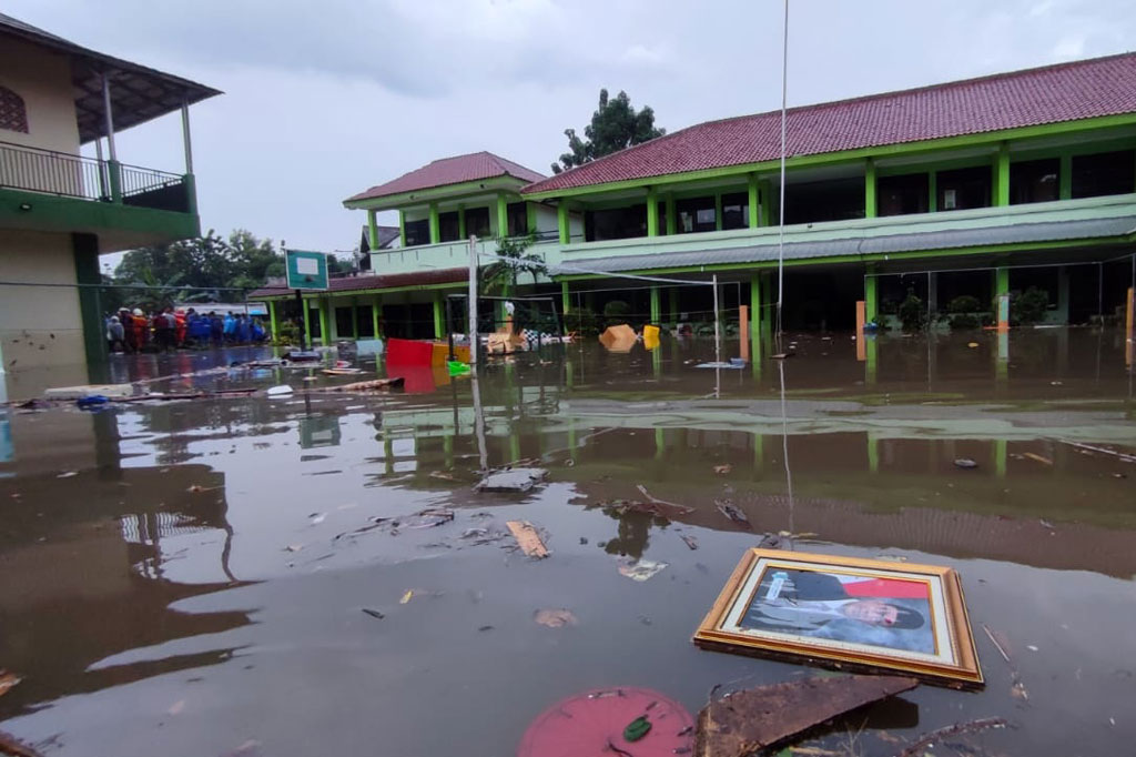 Sebanyak tiga siswa meninggal dunia tertimpa tembok MTsN 19 yang ambruk akibat banjir di Pondok Labu, Cilandak, Jakarta Selatan, pada Kamis, 6 Oktober 2022 sekitar pukul 14.50 WIB.