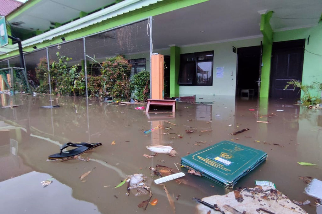 Multazam mengatakan, tembok panggung kegiatan yang ambruk tersebut disebabkan hujan deras yang memicu luapan air.
