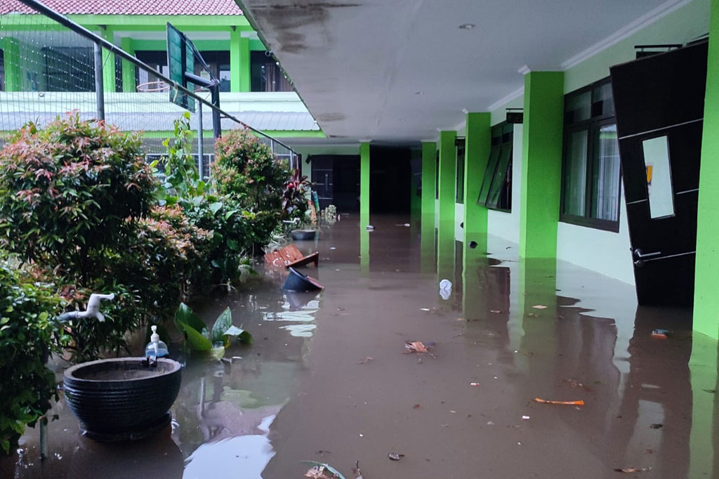 Dia mengatakan, saat ini petugas pemadam kebakaran, Satpol PP, polisi dan TNI masih melakukan pendataan untuk memastikan tidak ada korban yang masih terjebak.