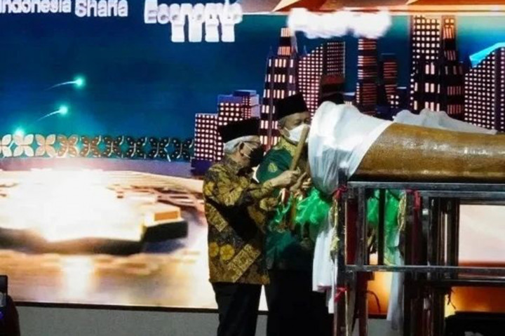 Ma'ruf Amin membuka acara tahunan itu dengan memukul bedug bersama Gubernur BI Perry Warjiyo dan Menteri Koperasi dan UKM Teten Masduki, di Jakarta Convention Center, Jakarta Pusat, Kamis, 6 Oktober 2022.