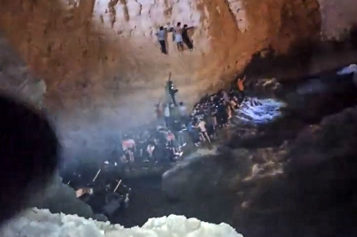 Petugas berusaha menyelamatkan para imigran dari kapal karam di Pulau Cythera, selatan semenanjung Peloponnese, Kamis, 6 Oktober 2022.