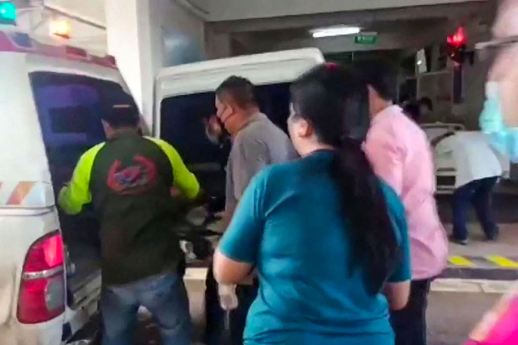 Beberapa korban tiba di rumah sakit dengan ambulans, pascapenembakan massal di sebuah pusat penitipan anak di Thailand, Kamis, 6 Oktober 2022.