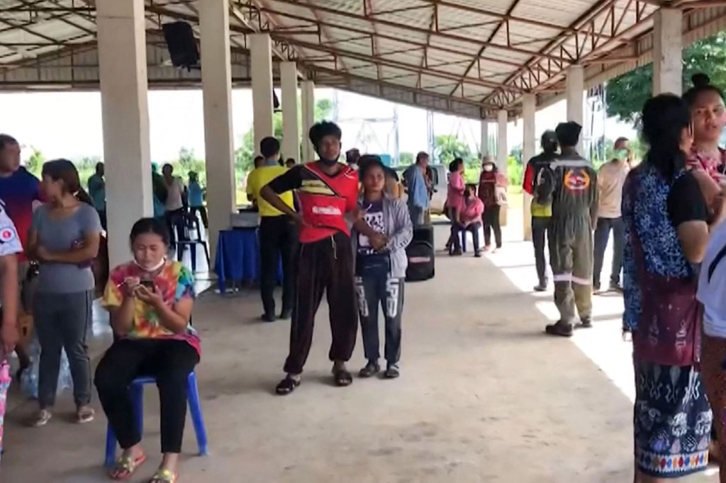 Jidapa menambahkan bahwa pria tersebut pertama-tama menembak empat atau lima staf, termasuk seorang guru yang sedang hamil delapan bulan. 