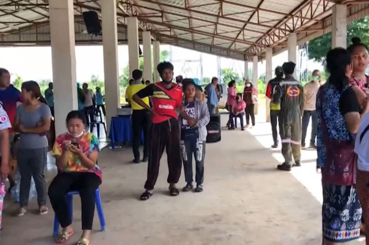 Jidapa menambahkan bahwa pria tersebut pertama-tama menembak empat atau lima staf, termasuk seorang guru yang sedang hamil delapan bulan. 