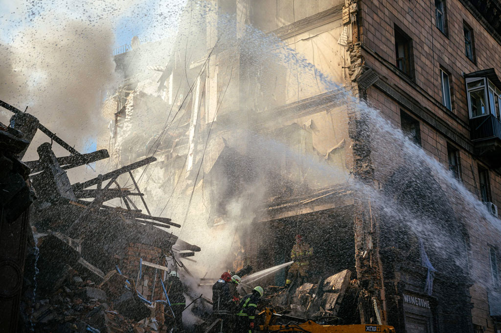 Sebelumnya, Starukh memposting foto bangunan runtuh dengan asap masih membubung dari reruntuhan. Dia mengatakan ada tujuh serangan yang ditembakkan oleh pasukan Rusia di gedung-gedung tinggi.