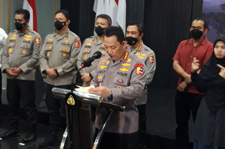 Kapolri menjelaskan, enam orang tersangka tersebut adalah Direktur Utama PT Liga Indonesia Baru (LIB) AHL, Ketua Panitia Pelaksana AH, security officer SS, Kabagops Polres Malang WSS, Danki 3 Brimob Polda Jawa Timur H dan Kasat Samapta Polres Malang BSA.