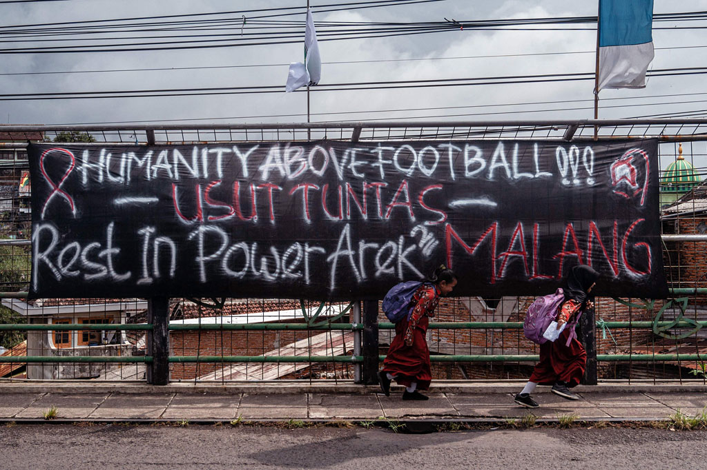 Sementara AH, yang merupakan pelaksana dan koordinator penyelenggara pertandingan yang bertanggung jawab pada LIB, ditemukan tidak membuat dokumen keselamatan dan keamanan bagi penonton di stadion.