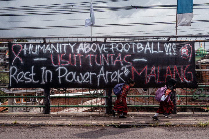 Sementara AH, yang merupakan pelaksana dan koordinator penyelenggara pertandingan yang bertanggung jawab pada LIB, ditemukan tidak membuat dokumen keselamatan dan keamanan bagi penonton di stadion.