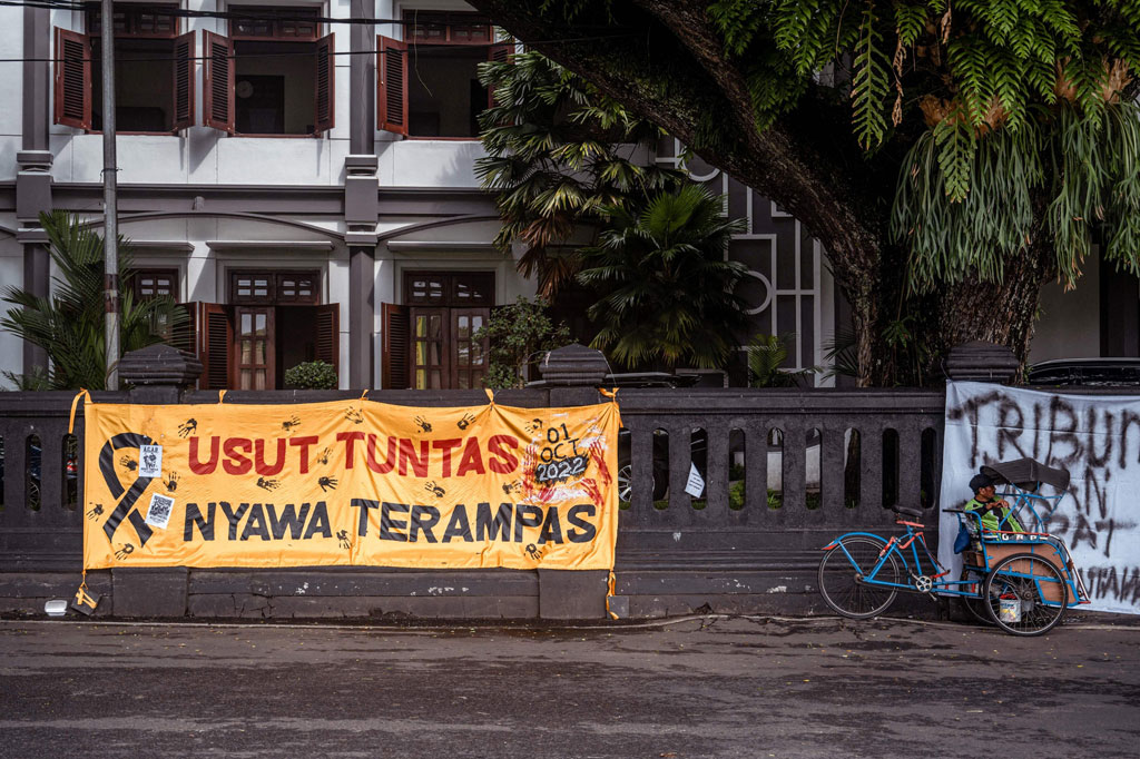 Para tersangka tersebut, disangka Pasal 359 dan Pasal 360 Kitab Undang-Undang Hukum Pidana (KUHP), dan juga Pasal 103 Juncto Pasal 52 UU Nomor 11/2022 Tentang Keolahragaan.