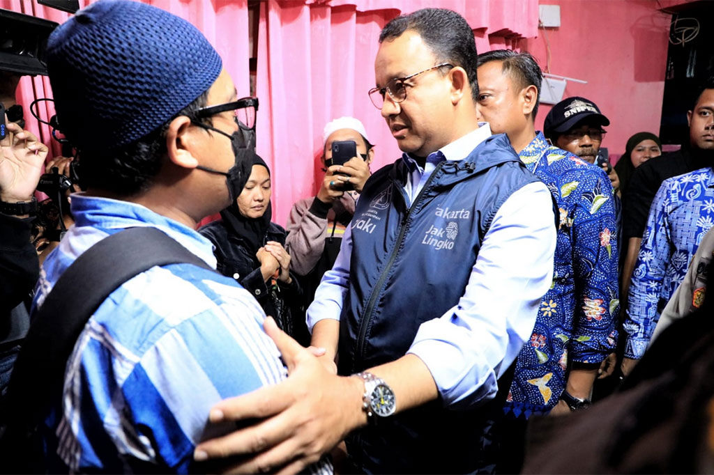 Gubernur DKI Jakarta, Anies Baswedan bertakziah ke kediaman salah satu dari tiga korban meninggal akibat ambruknya tembok MTs Negeri 9 Jakarta pada Kamis, 6 Oktober malam.