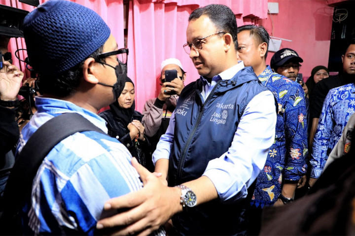 Gubernur DKI Jakarta, Anies Baswedan bertakziah ke kediaman salah satu dari tiga korban meninggal akibat ambruknya tembok MTs Negeri 9 Jakarta pada Kamis, 6 Oktober malam.