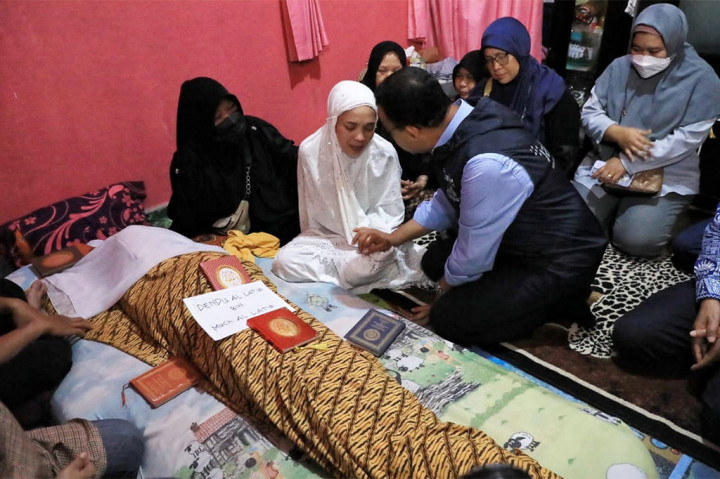 “Innalilahi wa innalilaihi rajiun, malam ini saya takziah, kita semua berduka atas wafatnya Dendis Al Latif yang tadi siang mengalami musibah di Madrasah Tsanawiyah Negeri 19. Kita menyatakan belasungkawa pada keluarga, kita doakan insya Allah husnul khatimah,” pesannya.