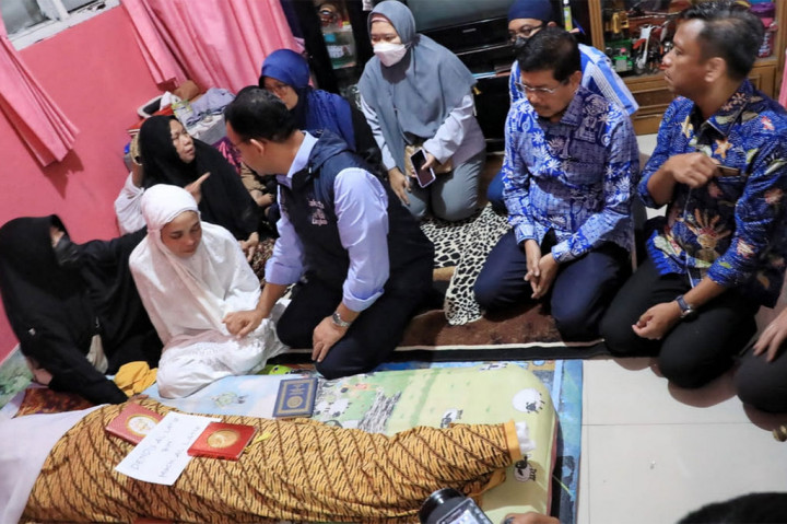 Bentuk perhatian Pemprov DKI tersebut juga berupa santunan. “Tentu saja santunan akan diberikan, tapi saya garisbawahi sebesar apapun santunan tersebut tak akan pernah menggantikan perasaan orang tua yang kehilangan anak. Musibah ini sangat berat bagi semua, khususnya bagi ibu dan ayahnya. Jadi, apapun konseling dan pendampingan dilakukan supaya ibu dan ayahnya mampu melewati masa yang sulit ini,” paparnya.