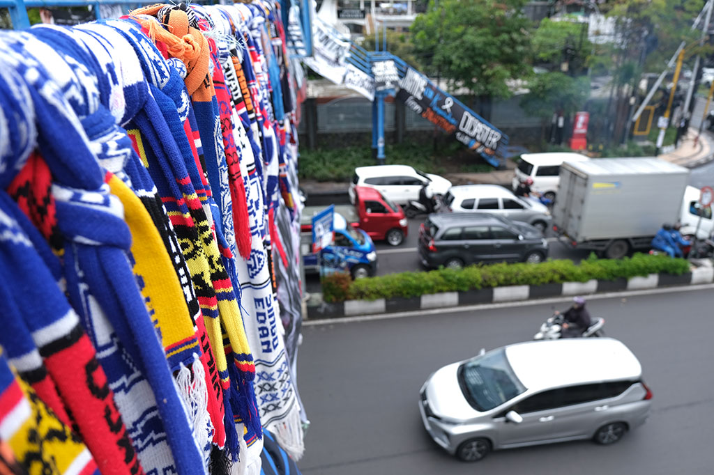 Komdis PSSI juga telah menjatuhkan sanksi kepada Arema FC berupa larangan menghadirkan penonton di stadion jika bertindak sebagai tuan rumah sampai Liga 1 Indonesia 2022-2023 selesai. Kandang Arema hingga akhir musim pun bukan lagi di Stadion Kanjuruhan, Malang, tetapi wajib pindah ke tempat yang jaraknya minimal 250 kilometer dari markas semula.