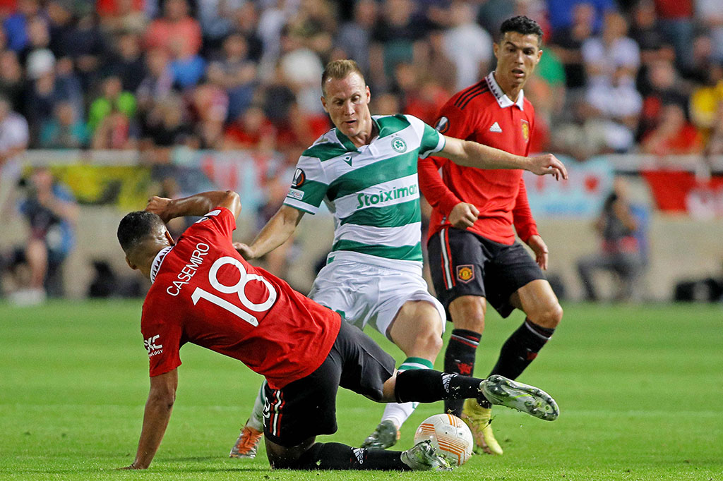 Erik ten Hag menurunkan tim inti, termasuk Cristiano Ronaldo di lini depan dan Casemiro di lini tengah saat meladeni tuan rumah Omonia. Mereka mengendalikan permainan melawan tim yang dilatih mantan bos Celtic Neil Lennon tersebut.