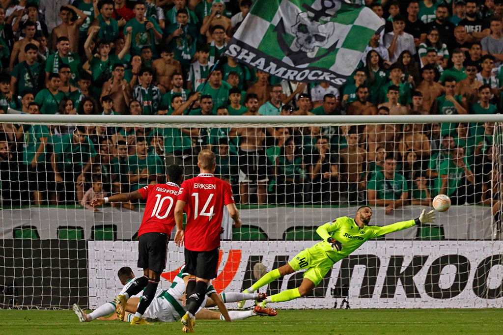 Untuk menambah daya gedor timnya, Erik ten Hag memasukkan Marcus Rashford menggantikan Jadon Sancho dan Luke Shaw yang menggantikan Tyrell Malacia. Rashfort merespon kepercayaan ten Hag dengan golnya pada menit ke-53 lewat sepakan melengkung kaki kanan dari luar kotak penalti yang gagal diantisipasi Fabiano.