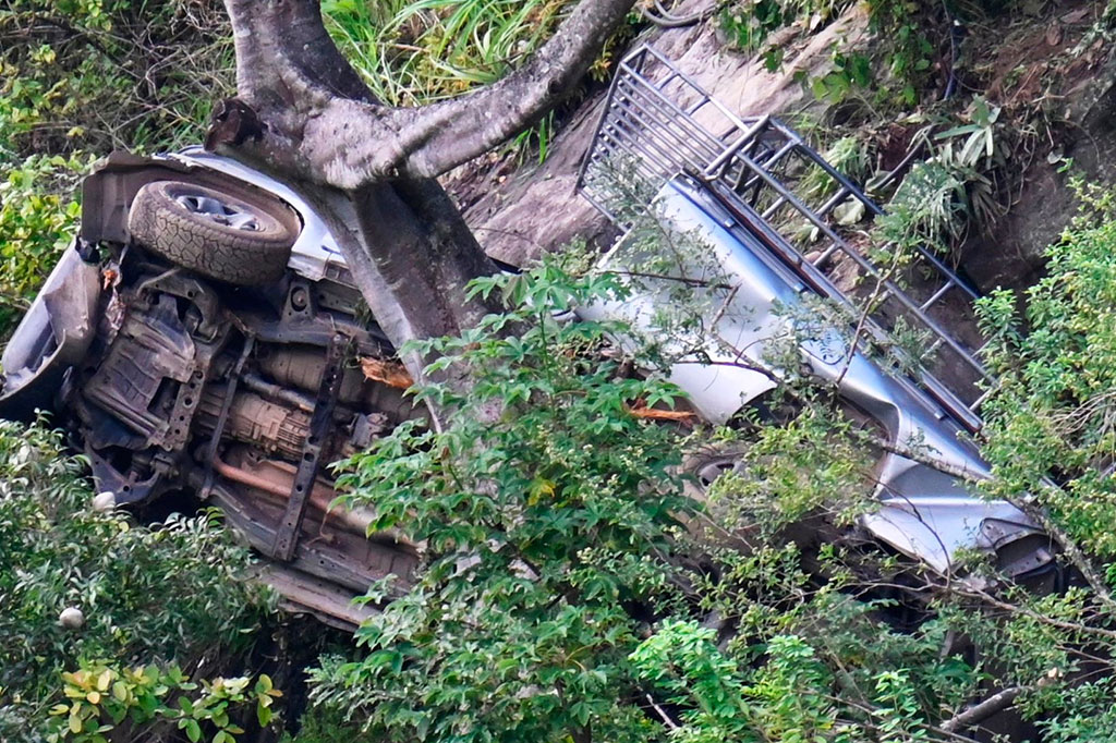 Pemandangan truk pikap yang jatuh dari tebing di dasar jurang di Desa Conacaste, Kotamadya Jocotan, Guatemala, pada Kamis, 6 Oktober 2022 waktu setempat.