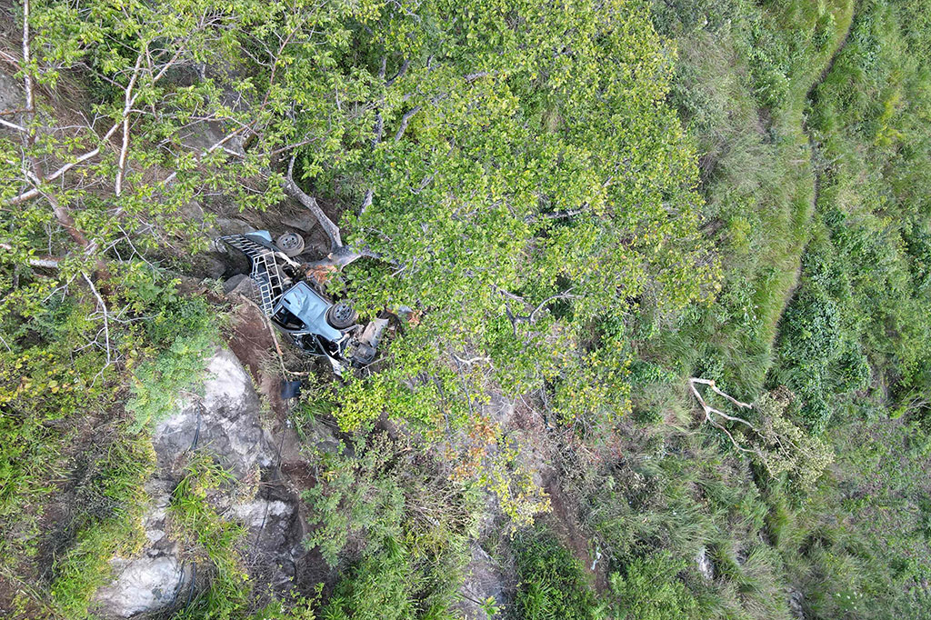 Diaz mengatakan tampaknya truk itu, yang menurut saksi mata mengangkut sekitar 30 orang, berhenti di lereng di jalan gunung untuk menaikkan lebih banyak penumpang, tetapi kemudian terguling dan terjun ke jurang.