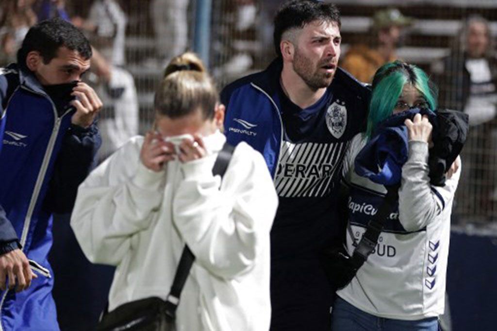 Seorang pendukung Gimnasia meninggal dunia dalam insiden serius yang terjadi selama pertandingan liga Argentina antara timnya dan Boca Juniors pada hari Kamis di Buenos Aires, menurut pihak berwenang setempat. 