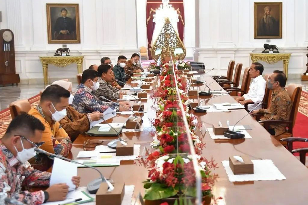 Presiden Joko Widodo didampingi Menteri Sekretaris Negara Pratikno menerima kunjungan Dewan Direksi Badan Penyelenggara Jaminan Sosial (BPJS) Ketenagakerjaan, di Istana Merdeka, Jakarta pada Jumat, 7 Oktober 2022.