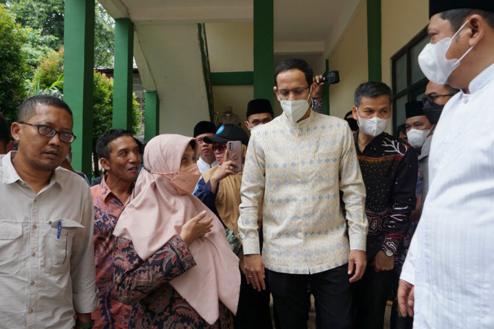 Menteri Pendidikan, Kebudayaan, Riset, dan Teknologi (Mendikbudristek) Nadiem Anwar Makarim mengunjungi Madrasah Tsanawiyah Negeri (MTsN) 19 Jakarta yang berlokasi di Pondok Labu, Jakarta Selatan, Jumat, 7 Oktober 2022. Kunjungan Nadiem untuk menyampaikan bela sungkawa atas bencana banjir yang terjadi pada Kamis, 6 Oktober dan mengakibatkan tiga siswa meninggal dunia.