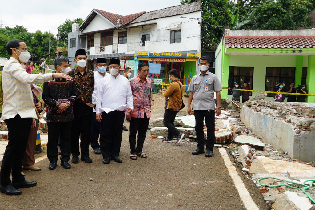 Setelah meninjau lokasi sekolah, Mendikbudristek menyerahkan bantuan School in the Box kepada pihak MTsN 19 Jakarta sebagai bentuk kepedulian Kemendikbudristek atas terjadinya bencana alam yang berdampak terhadap pendidikan.