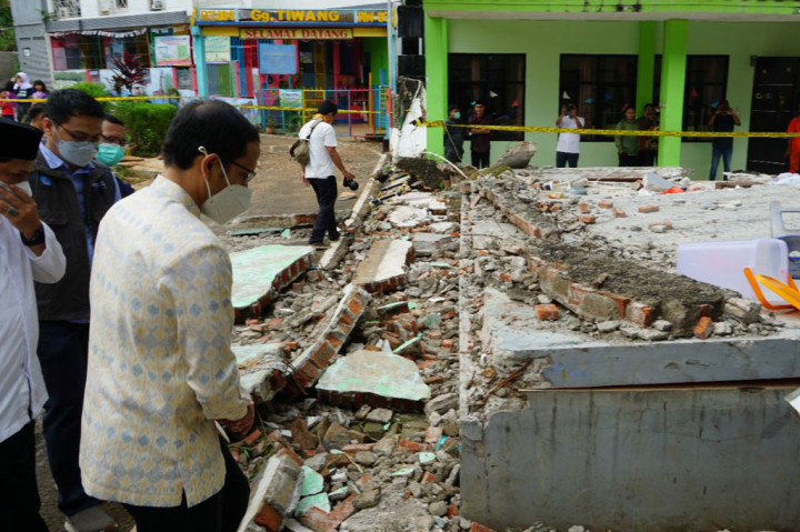 Nadiem Makarim kemudian meninjau lokasi gedung sekolah yang temboknya runtuh diterjang banjir dan mengakibatkan tiga pelajar meninggal dunia.