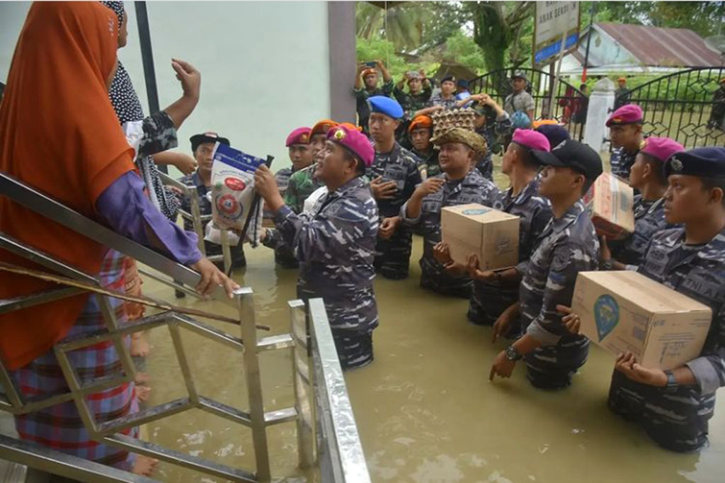 Pada hari keempat banjir yang melanda sebagian besar wilayah Kabupaten Aceh Utara, Pangkalan TNI AL Lhokseumawe bersama Kopasgat TNI AU Kipan B Yonko 469 menyalurkan bantuan logistik dan kesehatan secara door to door kepada korban banjir di 7 desa yg masih terisolir. Acara dipimpin langsung Danlanal Lhokseumawe Kolonel Marinir Dian Suryansyah.
