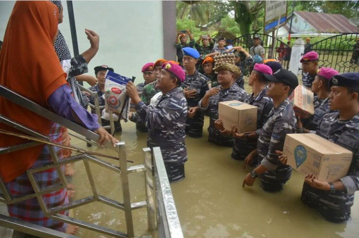 Pada hari keempat banjir yang melanda sebagian besar wilayah Kabupaten Aceh Utara, Pangkalan TNI AL Lhokseumawe bersama Kopasgat TNI AU Kipan B Yonko 469 menyalurkan bantuan logistik dan kesehatan secara door to door kepada korban banjir di 7 desa yg masih terisolir. Acara dipimpin langsung Danlanal Lhokseumawe Kolonel Marinir Dian Suryansyah.