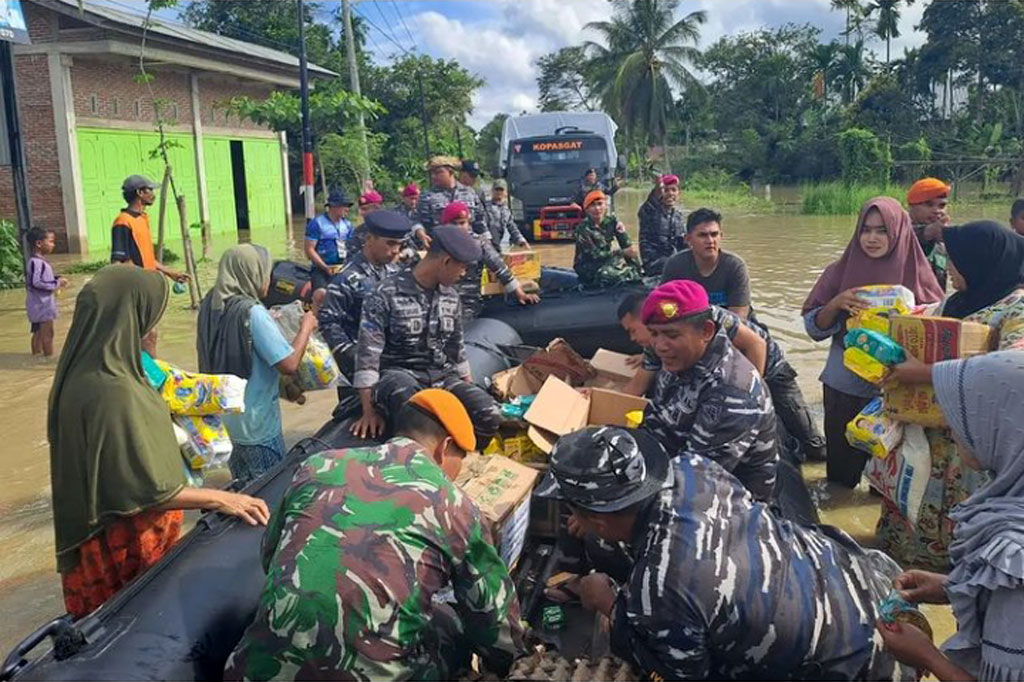 Danlanal Lhokseumawe Kolonel Marinir Dian Suryansyah mengucapkan banyak terima kasih kepada Jalasenastri persatuan istri prajurit TNI AL dan Pia Ardhya Garini persatuan istri Prajurit TNI AU besera keluarga besar prajurit keduanya yg telah berbakti mengumpulkan bantuan logistik untuk Korban Banjir.