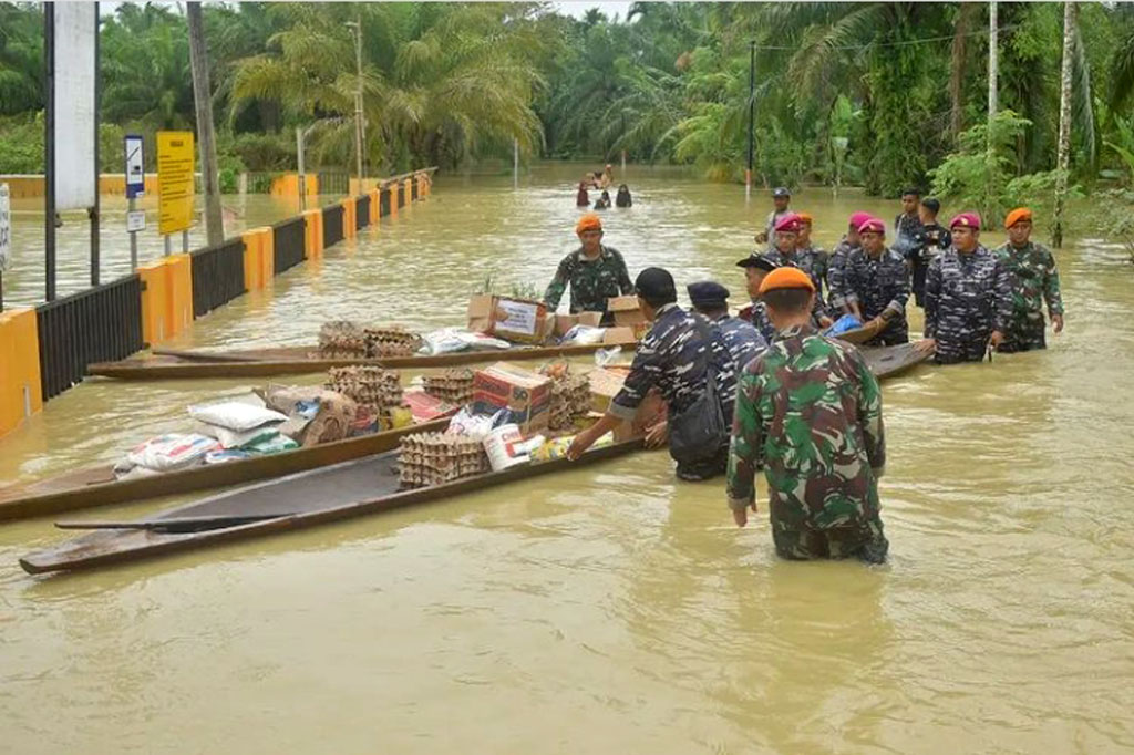 Satgas Banjir Gabungan TNI AL dan TNI AU ini telah mendistribusikan 10.920 butir telur, 450 kantong beras ukuran 5 kg, 400 dus mie instan, minyak goreng, biskuit, gula pasir, air mineral, selimut dan Pampers untuk anak bayi.