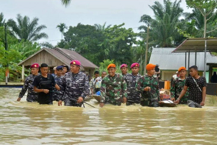 Danlanal juga mengucapkan terima kasih kepada Harbour Energy, Pertamina PHE NSO, PLN Lhokseumawe, BSI Lhokseumawe dan Perta Arun Gas yg turut berpartisipasi memberikan bantuan logistik dan obat obatan untuk Korban Banjir Lhoksukon.