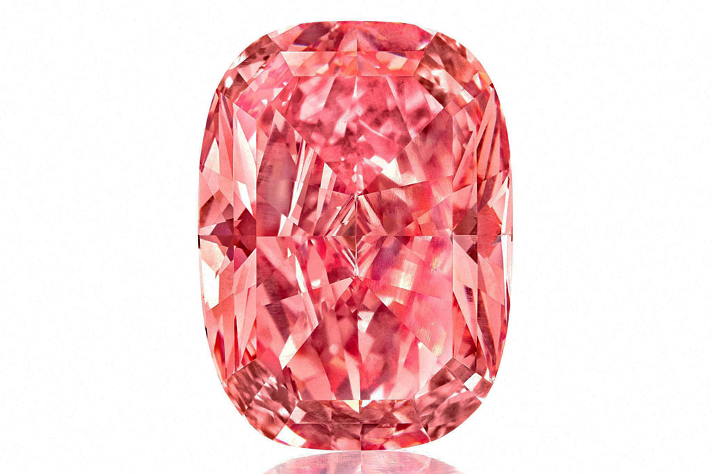 Sebuah berlian merah muda langka telah terjual dalam lelang di Hong Kong, dengan harga hampir USD58 juta (sekitar Rp886 miliar), memecahkan rekor yang terjual di lelang untuk berlian atau batu permata apa pun.