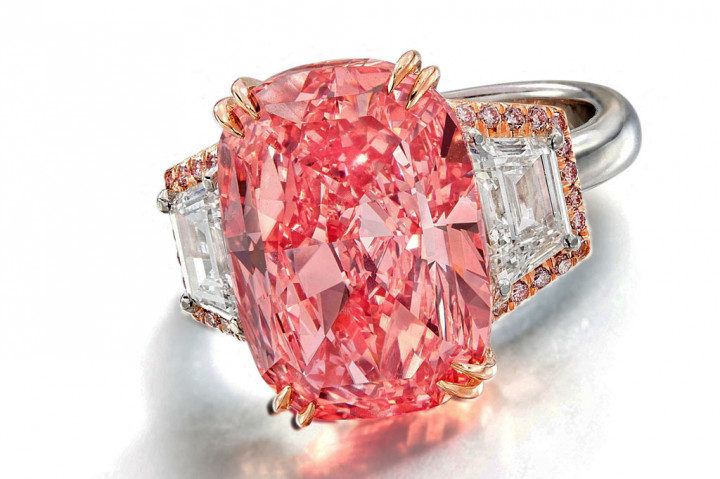 Tawaran oleh pembeli yang dirahasiakan dari Boca Raton, Florida, tersebut lebih dari dua kali lipat dari perkiraan harga jual USD21 juta. Batu itu adalah berlian merah muda terbesar kedua yang dijual di pelelangan. 