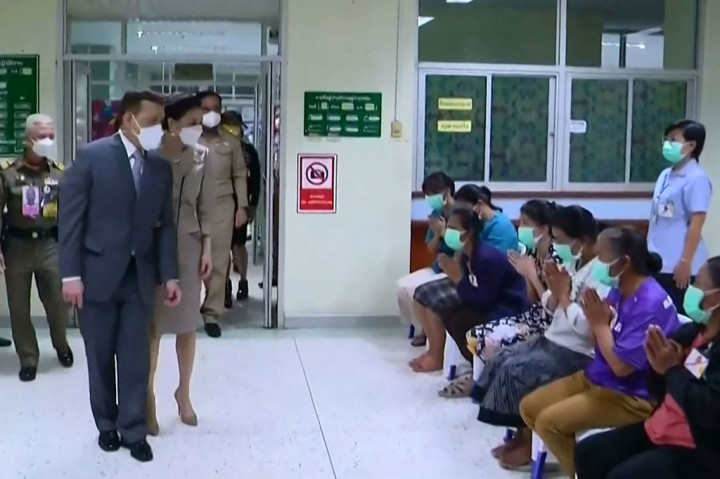 Raja Maha Vajiralongkorn bertemu dengan para penyintas dan kerabat di sebuah rumah sakit di timur laut provinsi Nong Bua Lam Phu pada Jumat, 7 Oktober 2022 malam, sehari setelah seorang mantan polisi membunuh 24 anak-anak dan 12 orang dewasa dengan amukan senjata api dan pisau.