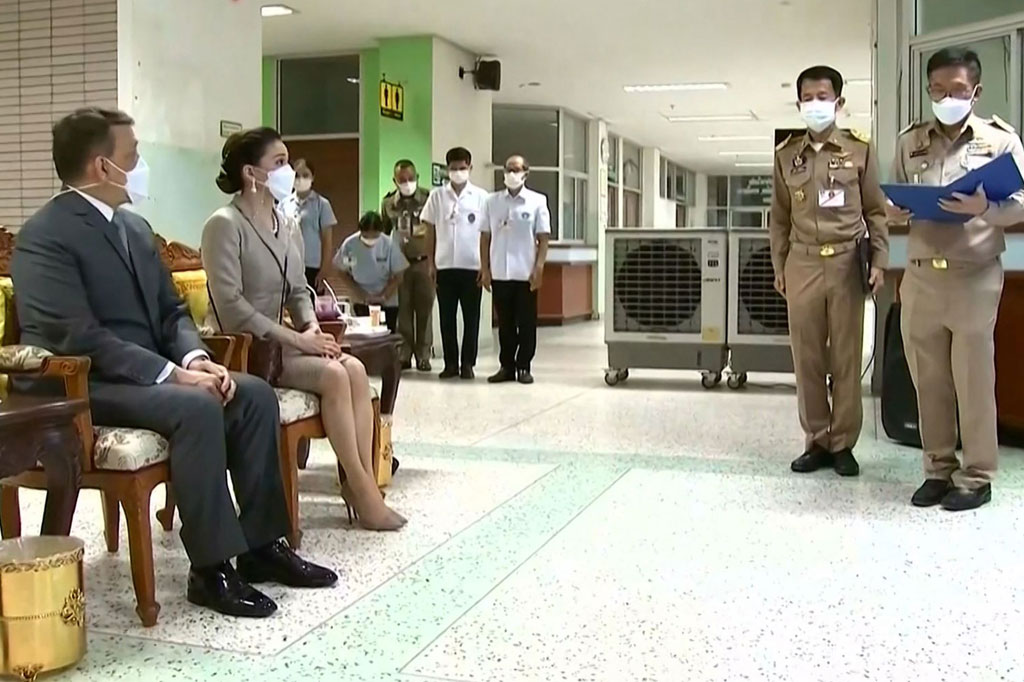 Raja, dengan Ratu Suthida di sisinya, berkata dia akan berdoa untuk para korban yang meninggal. 