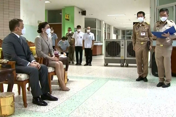 Raja, dengan Ratu Suthida di sisinya, berkata dia akan berdoa untuk para korban yang meninggal. 