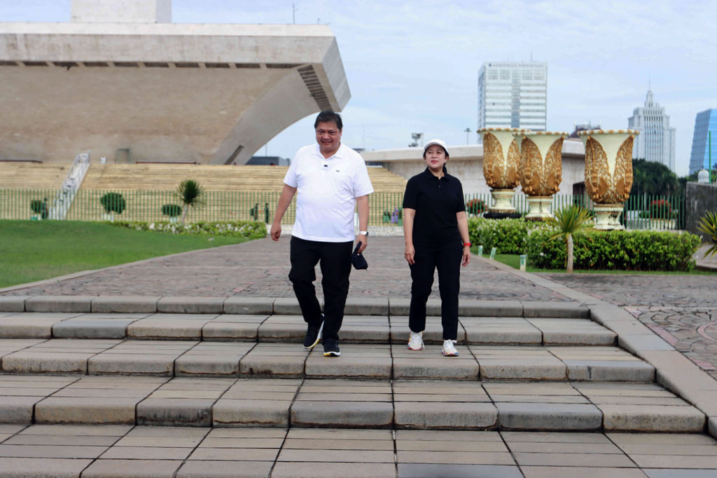Ketua DPP PDI Perjuangan (PDIP) Bidang Politik dan Keamanan Puan Maharani melakukan jalan sehat bersama Ketua Umum Partai Golkar Airlangga Hartarto di Monumen Nasional (Monas), Jakarta, Sabtu, 8 Oktober 2022 pagi.