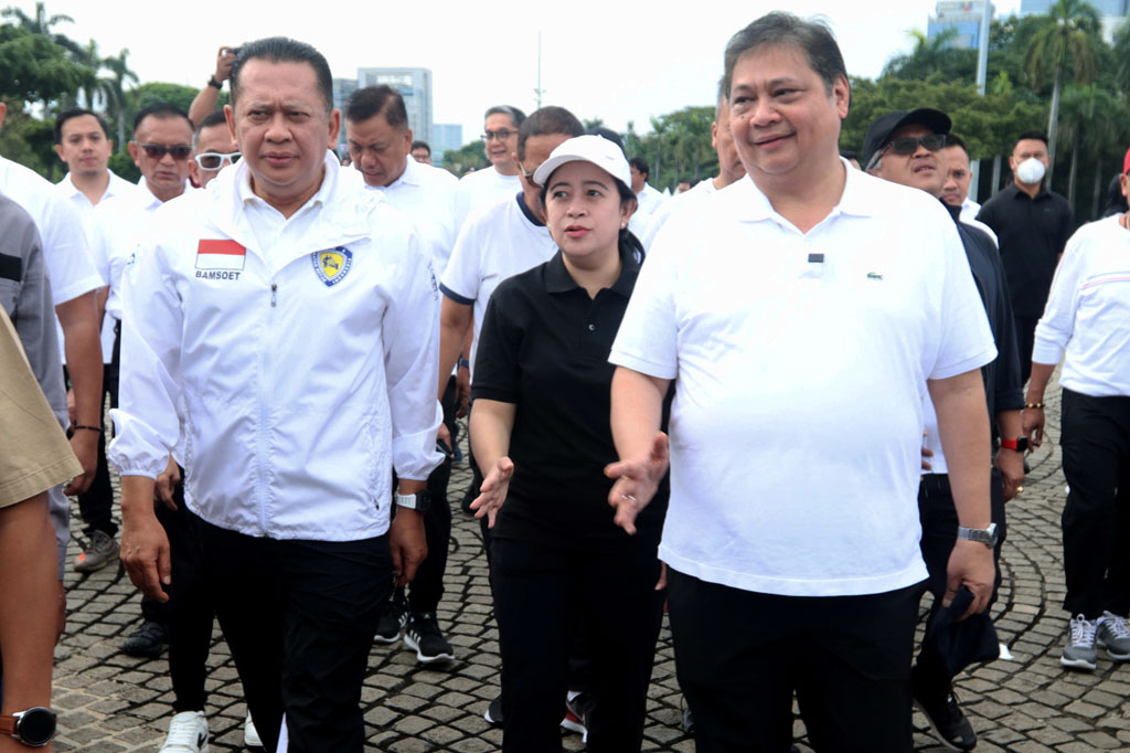 Keduanya lalu berjalan bersama sambil mengobrol menyusuri Monas diikuti oleh para elite Golkar dan PDIP.