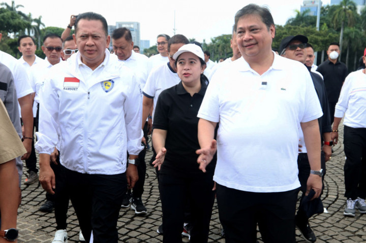 Keduanya lalu berjalan bersama sambil mengobrol menyusuri Monas diikuti oleh para elite Golkar dan PDIP.