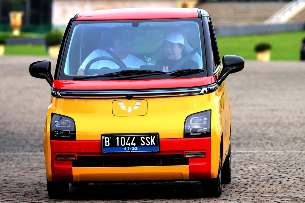 Setelah berjalan menyusuri sebagian Monas, Airlangga kemudian mengajak Puan mengitari Monas dengan menaiki mobil listrik Wuling Airev buatan dalam negeri berwarna merah dan kuning.