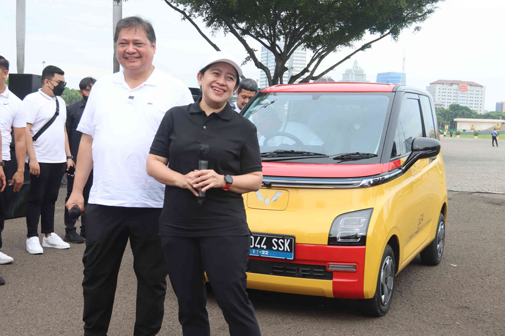 Puan menilai pemberian mobil listrik Wuling Air ev berwarna merah dan kuning tersebut merupakan wujud upayanya dalam mempromosikan energi hijau atau ramah lingkungan (green energy).
