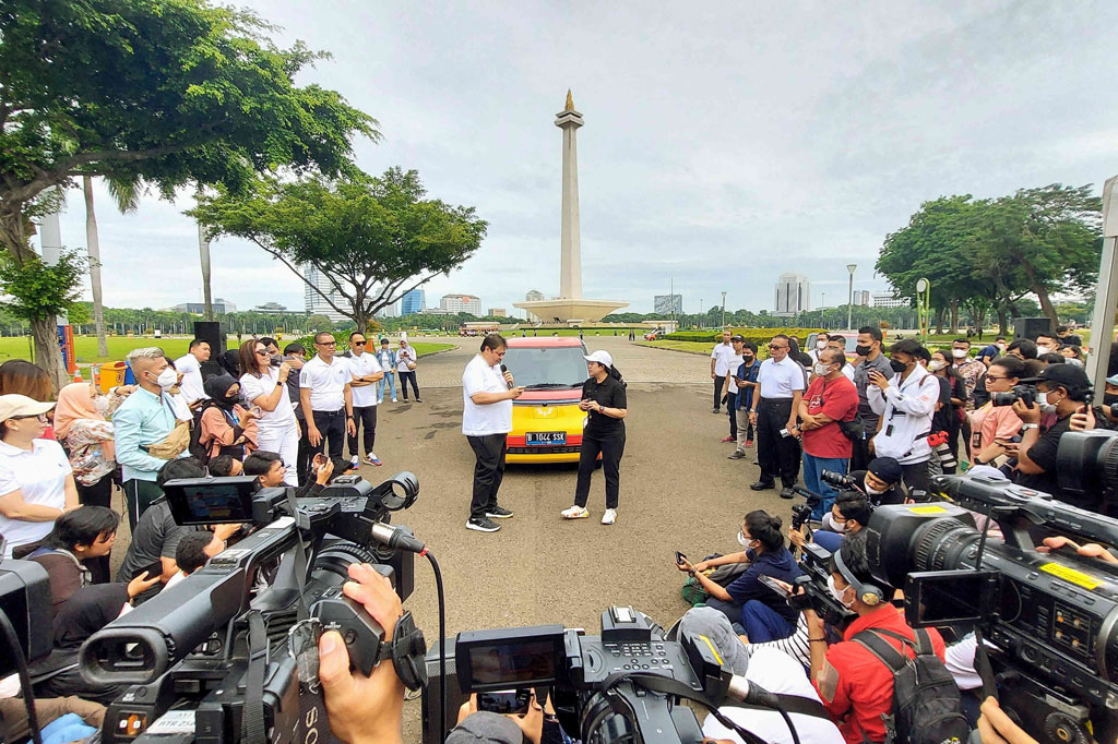 Setelah itu, Airlangga memberikan mobil listrik tersebut kepada Puan. Di hadapan para wartawan dan para elite Partai Golkar dan PDIP, Airlangga menyerahkan langsung kunci mobil listrik itu kepada Puan. 