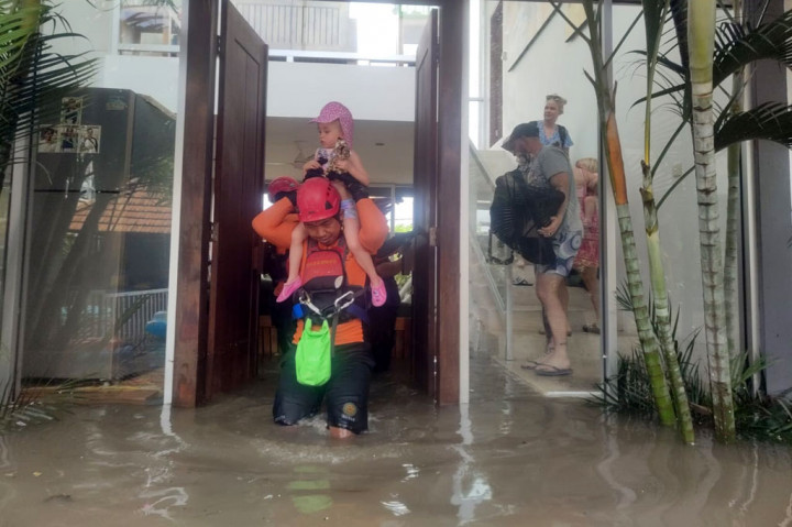Petugas SAR gabungan mengevakuasi korban banjir di dua titik, yakni di Seminyak, Badung, Bali, dan Jalan Pulau Demak Kota Denpasar, Sabtu, 8 Oktober 2022.