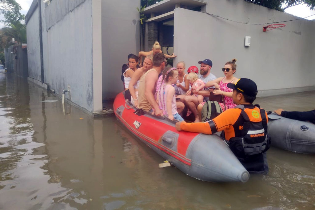  Tim gabungan berhasil mengevakuasi sebanyak 27 korban banjir, terdiri dari 18 WNA dan 9 WNI serta 6 balita (1 WNI dan 5 WNA). Sementara di tempat berbeda di Kota Denpasar, tepatnya di Jalan Pulau Demak, Tim SAR berhasil mengevakuasi 19 korban banjir di Gang III pada pukul 06.50 Wita, dan sebanyak 10 warga di Gang Detan pukul 07.30 Wita.