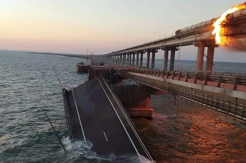 Asap hitam tebal membubung dari kebakaran yang terjadi di jembatan Kerch yang menghubungkan Krimea ke Rusia, Sabtu, 8 Oktober 2022. 