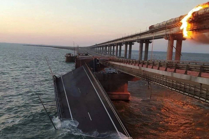 Asap hitam tebal membubung dari kebakaran yang terjadi di jembatan Kerch yang menghubungkan Krimea ke Rusia, Sabtu, 8 Oktober 2022. 