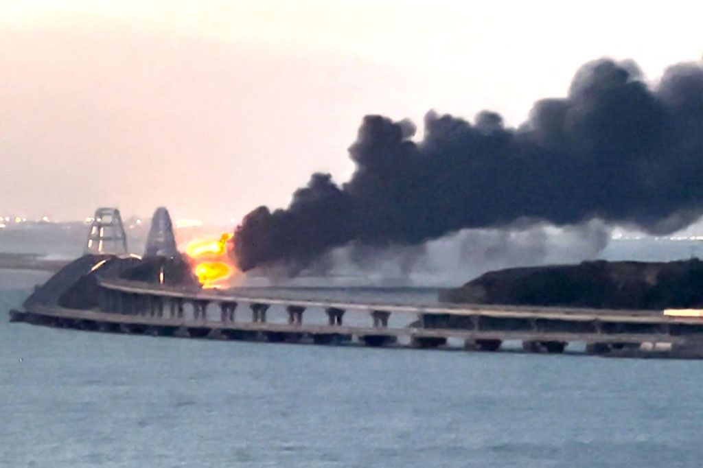 Moskow mengumumkan pada 8 Oktober 2022 bahwa sebuah truk meledak memicu kebakaran besar dan merusak jembatan utama Kerch -- yang dibangun sebagai satu-satunya penghubung darat Rusia dengan Krimea. Rusia berjanji akan menemukan pelakunya, tanpa segera menyalahkan Ukraina.