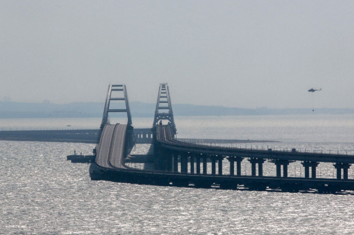 Jembatan, jalan, dan rel, yang dibangun atas perintah Presiden Rusia Vladimir Putin dan diresmikan pada 2018 tersebut, adalah jalur transportasi utama untuk membawa peralatan militer ke tentara Rusia yang bertempur di Ukraina, terutama di selatan, serta mengangkut pasukan. 