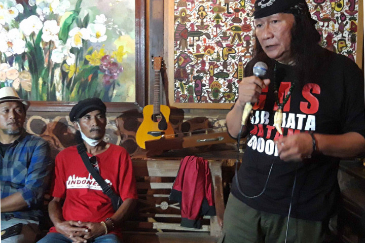 Tokoh Aremania Anto Baret mengaku sudah menghubungi pentolan suporter Persebaya Surabaya, Bonek Mania, Andie Peci untuk membahas perdamaian antara kedua kelompok suporter. 